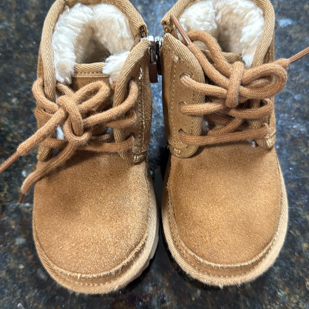 Kids Ugg size 7